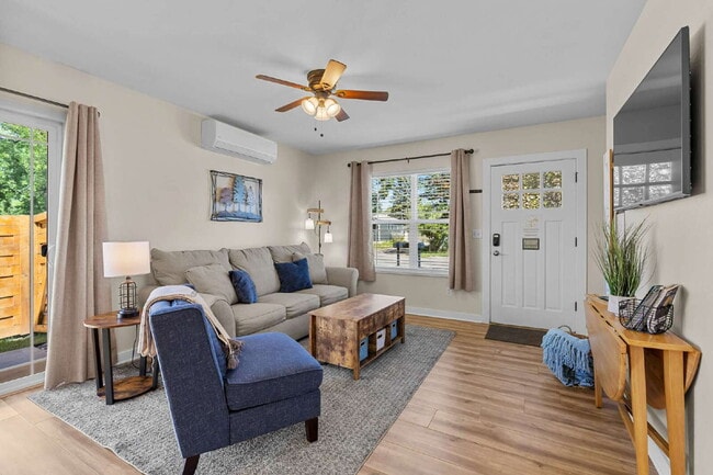 Building Photo - Charming & centrally located