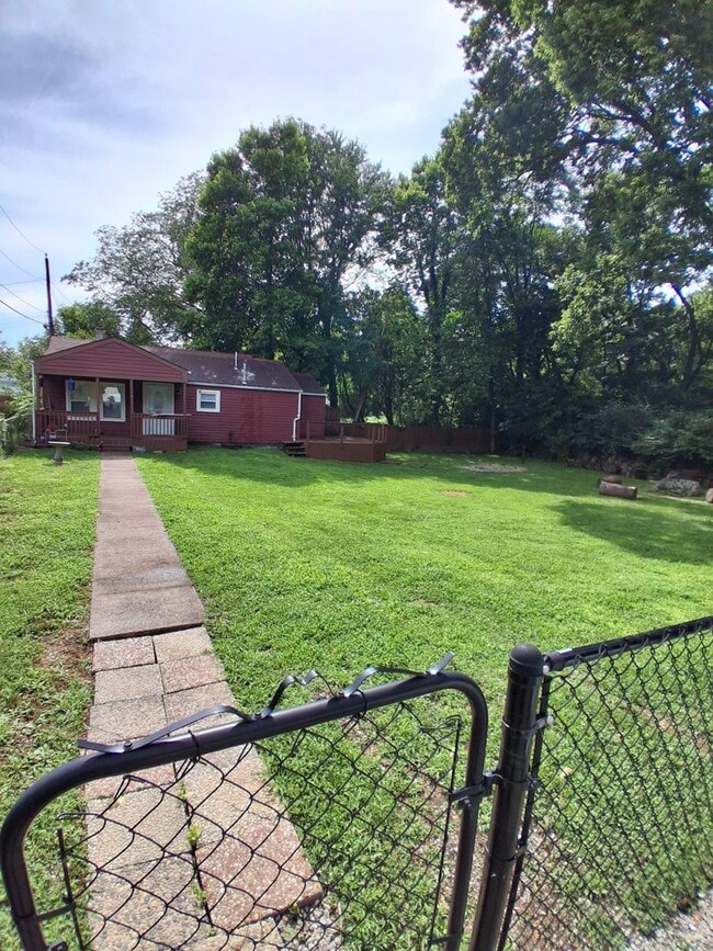 Building Photo - Charming 2 bed 1 bath with AC, large fence...