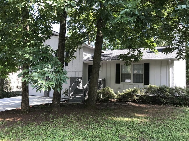 Building Photo - 3 bed 2 bath home for rent