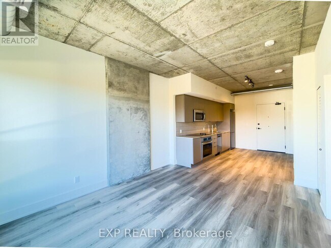 Building Photo - 770 Somerset St W