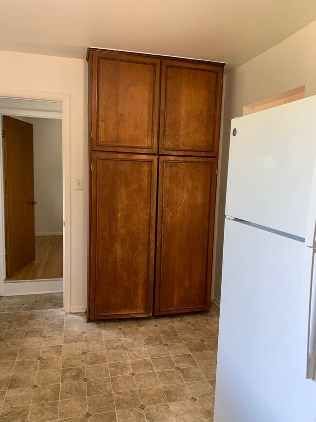 Building Photo - Big Brick Ranch in Martin Acres