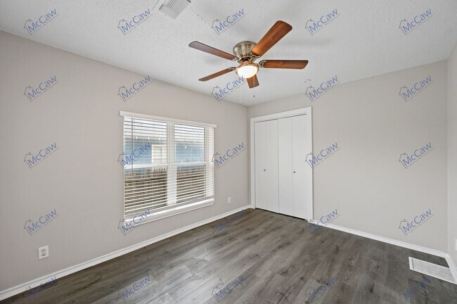 Building Photo - Adorable 2/1 Home in Pilot Point!