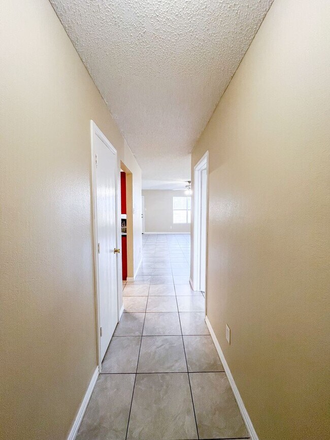 Foto del edificio - Available NOW!!!! Beautiful 4 bedroom, 2 bath, 2 car garage home with a privacy fenced yard and c...