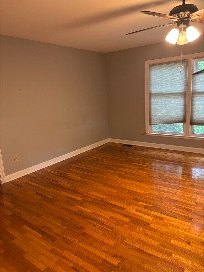 Building Photo - 289 Gunson St