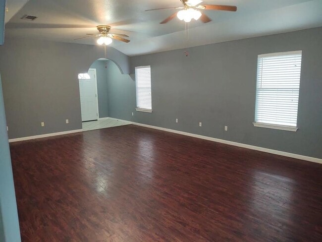 Building Photo - 707 Sturgeon Dr
