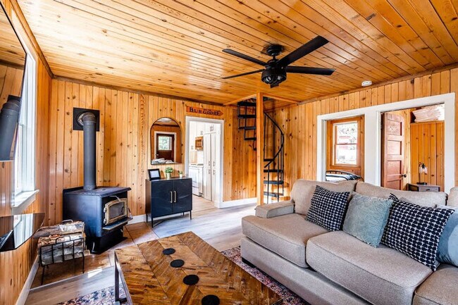 Foto del edificio - 1005 Yew Wood St