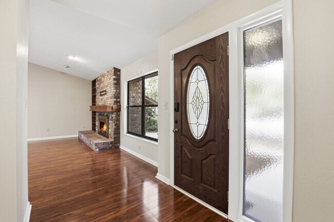 Building Photo - Three-bedroom Two bath with smaller study/fourth bedroom in Haile Plantation