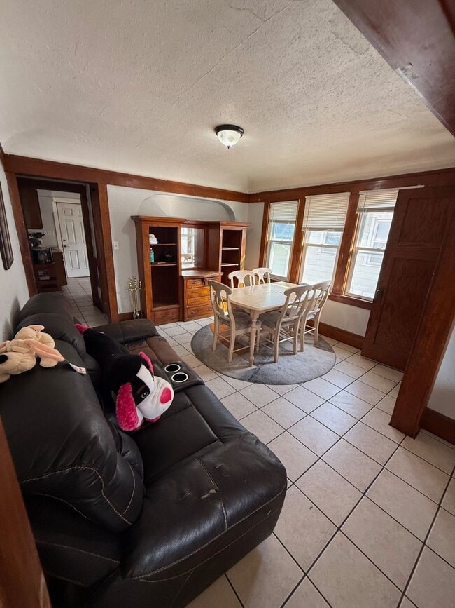 Foto del edificio - 3600 N Vel R. Phillips Ave