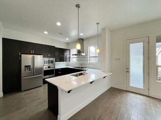 Building Photo - 5545 Valentia St