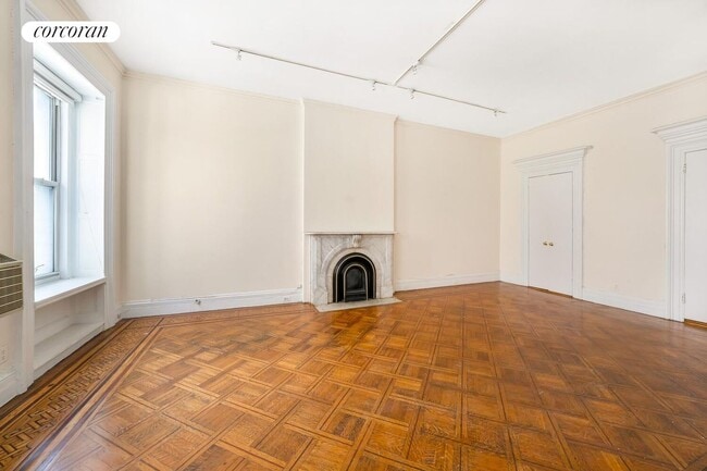 Building Photo - 120 E 19th St