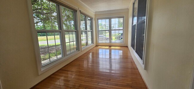 Building Photo - Cozy 2 Bedroom, 1 Bath Home for Rent in Th...
