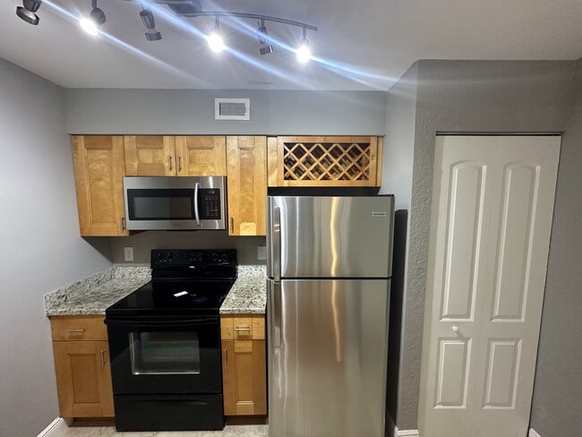 Building Photo - 2861 N Oakland Forest Dr