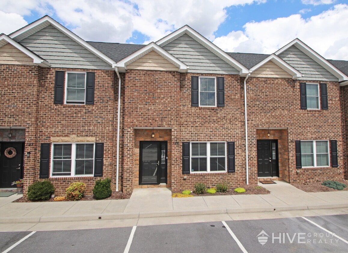 Modern 3BR Townhouse with Private Backyard... - Modern 3BR Townhouse with Private Backyard...