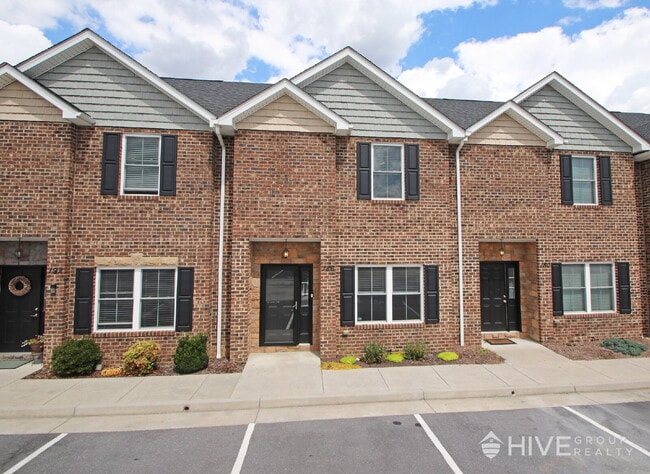 Modern 3BR Townhouse with Private Backyard... - Modern 3BR Townhouse with Private Backyard...