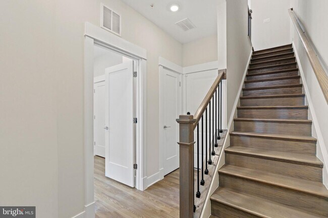 Building Photo - 1025 Sycamore Dr SE