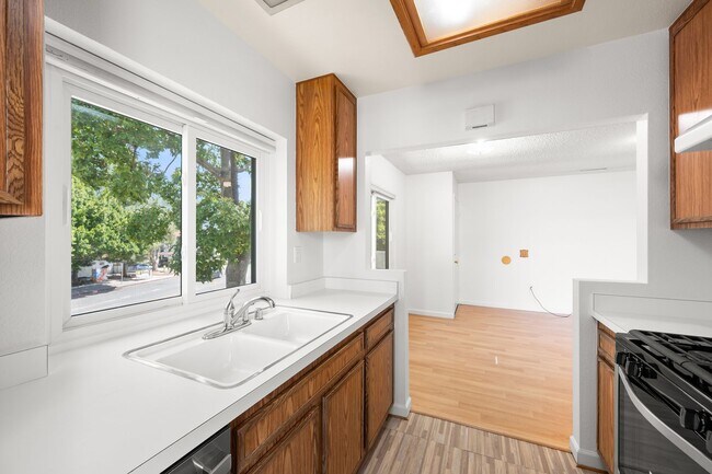 Foto del edificio - Bright & Spacious Mira Mesa Condo with Dual Primary Suites