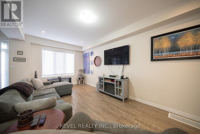 Building Photo - 2B Vic Chambers Pl