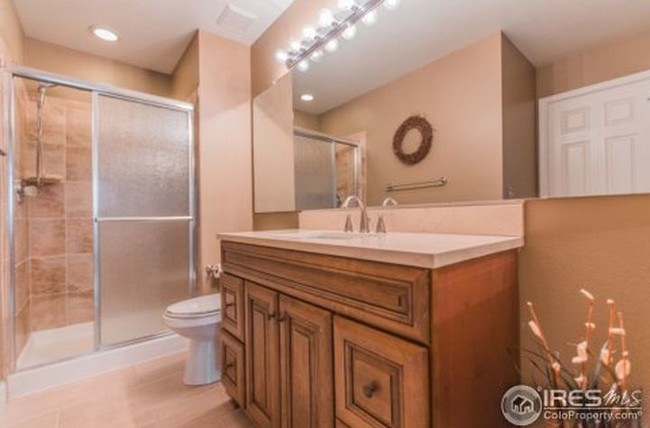 Main floor bathroom - 6870 Xavier Cir