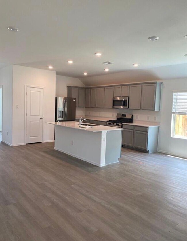 Foto del edificio - 5224 Pine Pass Dr
