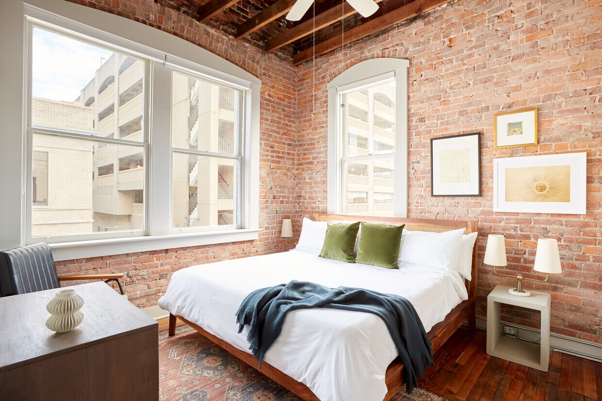 Foto principal - 25 E Broughton St