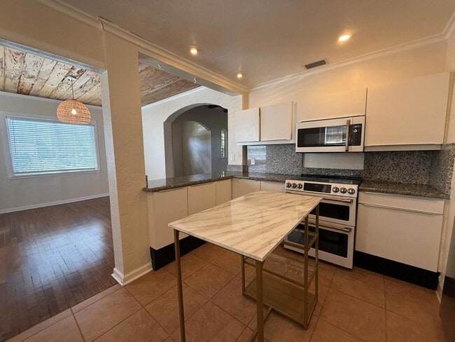 Building Photo - 359 Greenbriar Dr