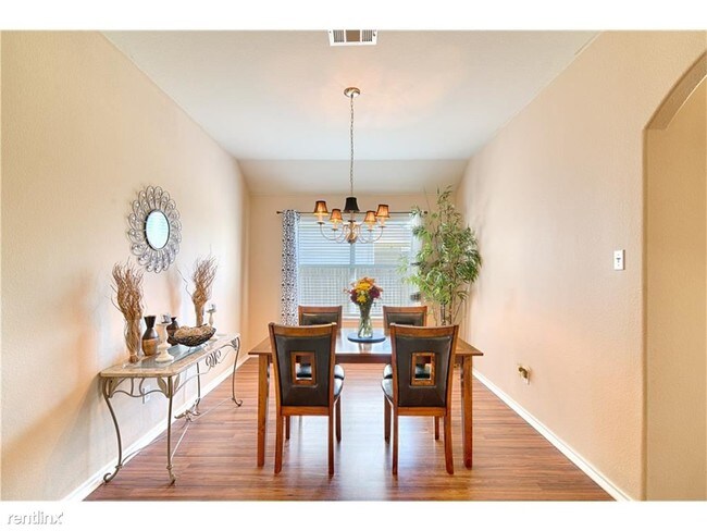 Building Photo - 1508 Uvalde Dr