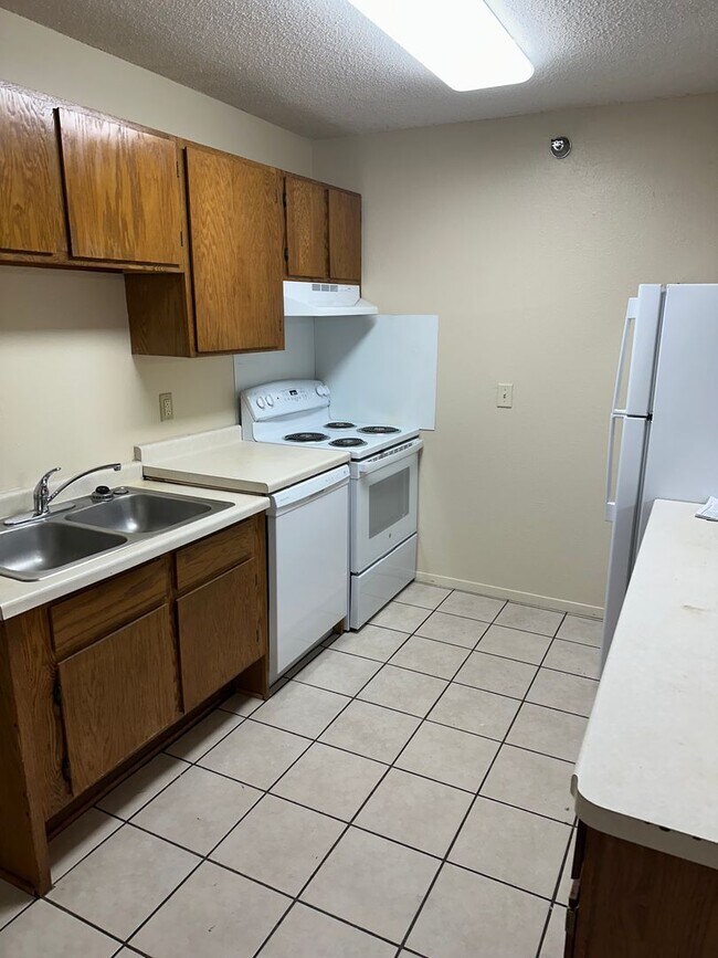 Building Photo - Three Bedroom