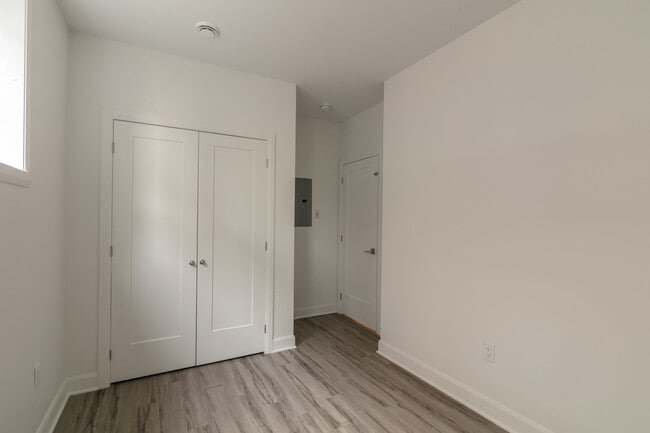 Building Photo - 6600 Av. de Darlington