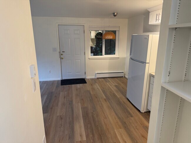 Mirando hacia atrás a la puerta principal - 2239 Yale Ave E