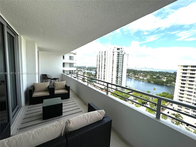 Foto del edificio - 5555 Collins Ave