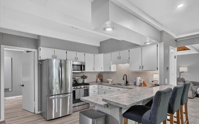Building Photo - 2027 Island Dr