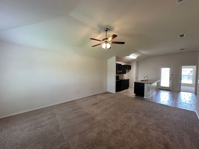 Foto del edificio - Available Now! 3 bedroom, 2 bathrooms.
