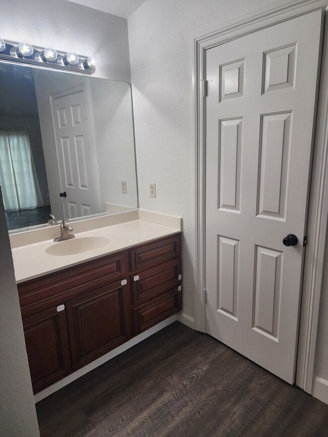Building Photo - 1450 Busca Dr