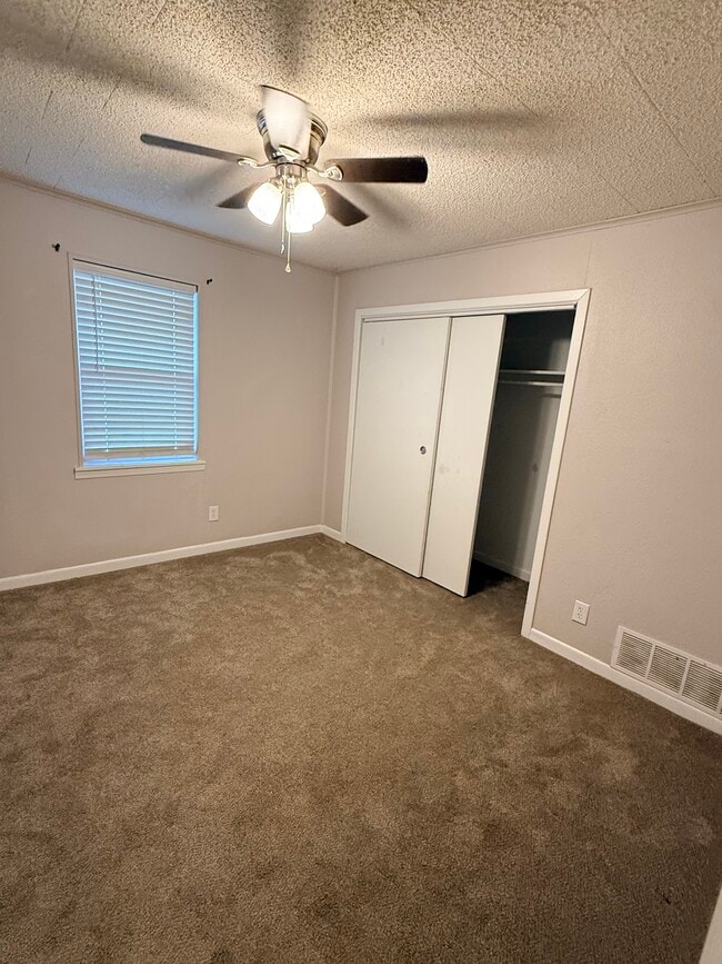 Building Photo - 5202 Hilltop Dr