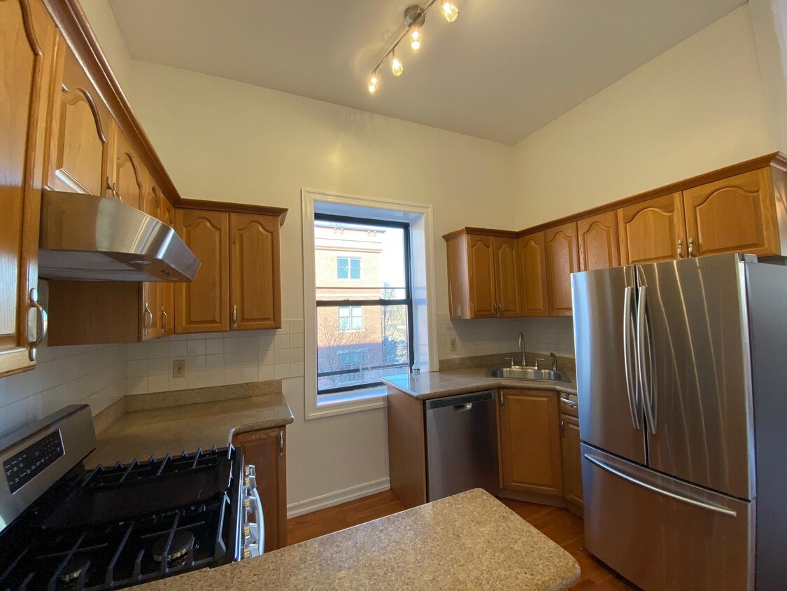 Primary Photo - 26 7th Avenue