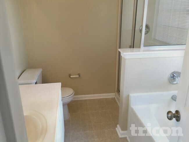 Foto del edificio - 6648 Hampton Way Dr