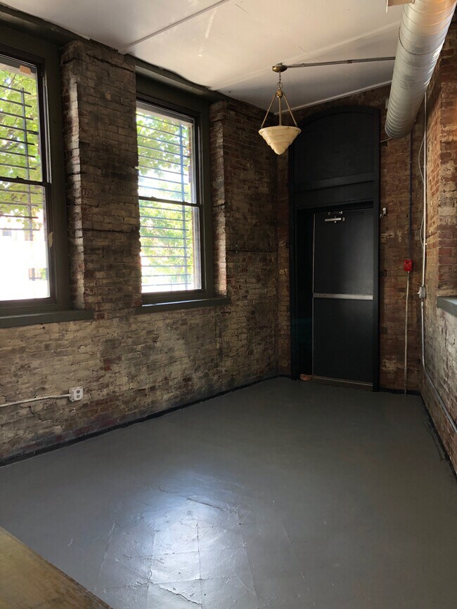 Foyer entry - 1220 N Lawrence St