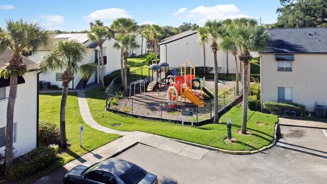 Foto del edificio - $1,225 |1 bedroom 1.5 bath town home style...