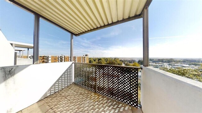 Building Photo - 300 Johnson Ferry Rd