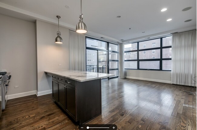 Foto del edificio - River North Stunning Furnished 2b2b Apartment