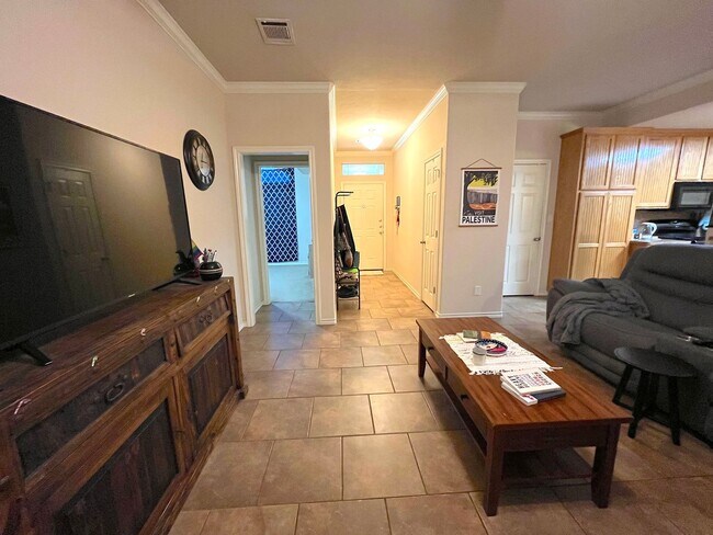 Foto del edificio - AUGUST 2026 PRE-LEASE Beautiful 4 Bedroom ...