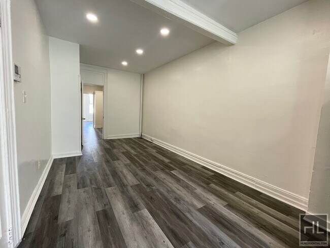 Building Photo - 2 Bed with Backyard | Ridgewood