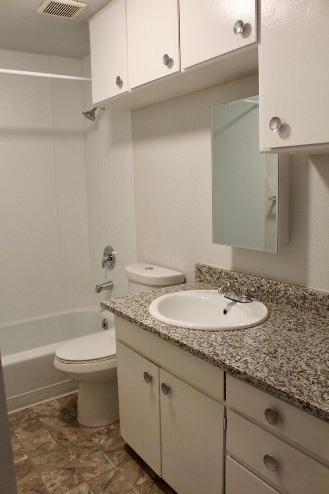 Building Photo - 515 East Carlisle Avenue, Unit 1