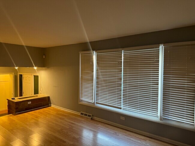 Foto del edificio - 16301 Cottage Grove Ave