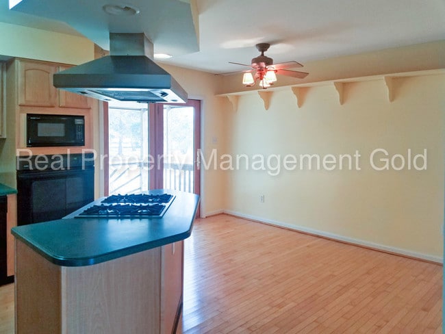 Building Photo - Single Family Home with Detached Garage