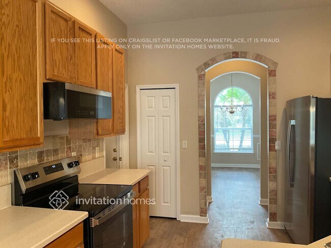 Foto del edificio - 204 Hidden Lake Dr