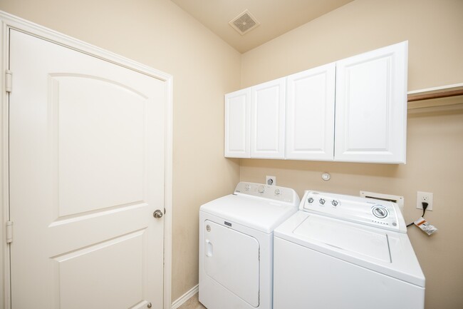 Foto del edificio - 4019 Windmill Creek Dr