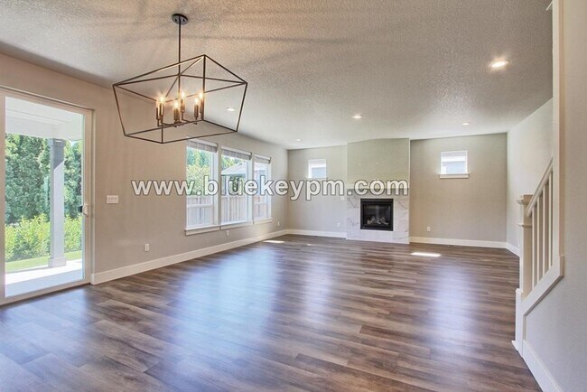 Foto del edificio - 4 Bed, 3 Bath Home in Walnut Grove Near An...