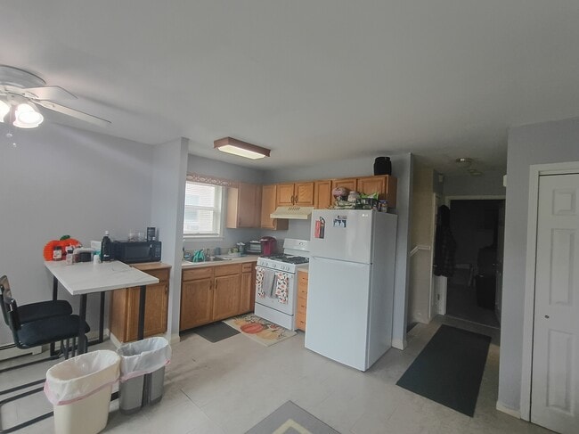 Building Photo - 16 Fonda Pl