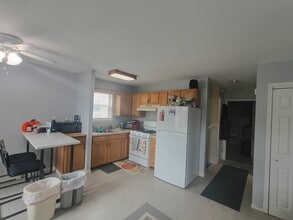 Building Photo - 16 Fonda Pl
